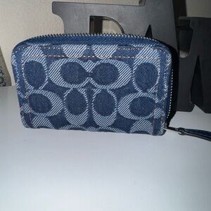 Coach Essential small zip around card case